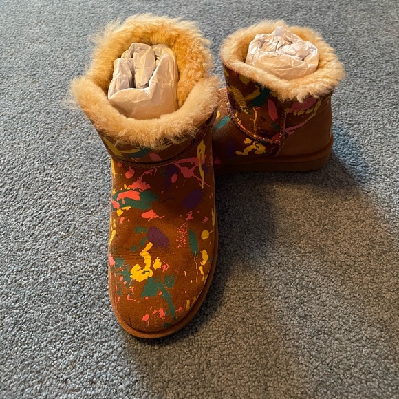 Ugg Bailey Button short boots size 7. Limited edition paint splatter boots. - Picture 6 of 7